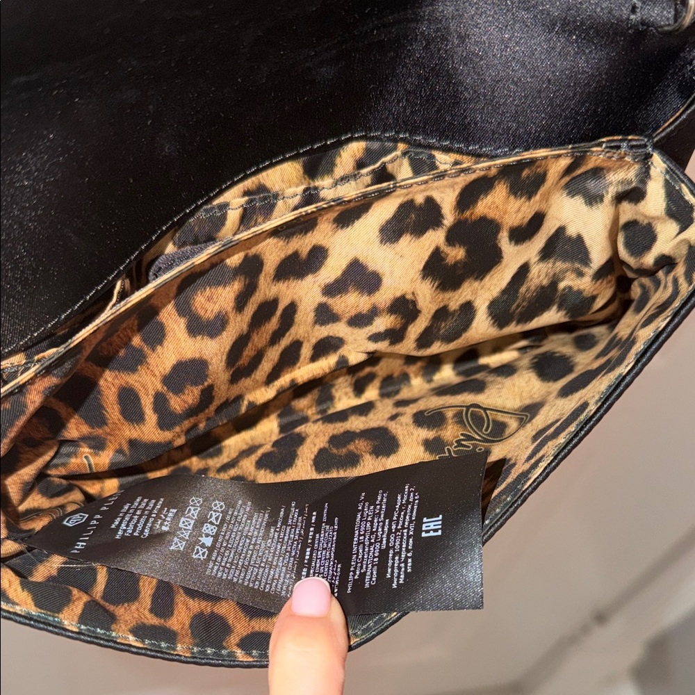 Chic Black Skull Embellished Clutch - Picture 4 of 5